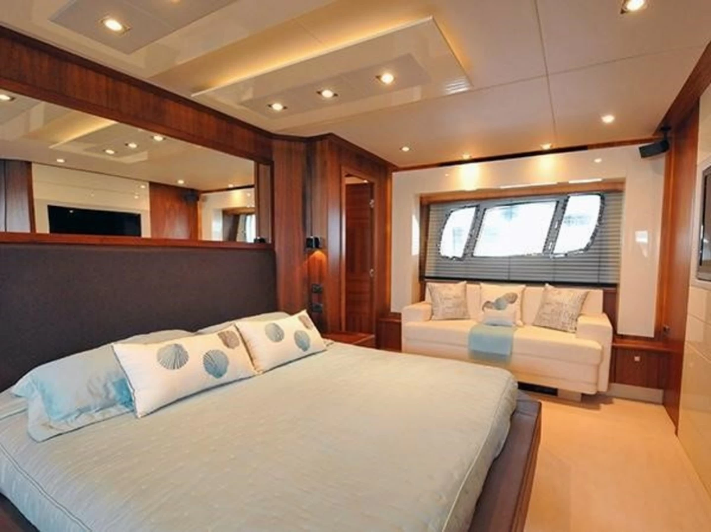 26米的圣汐(Sunseeker)Predator84飞桥游艇主卧