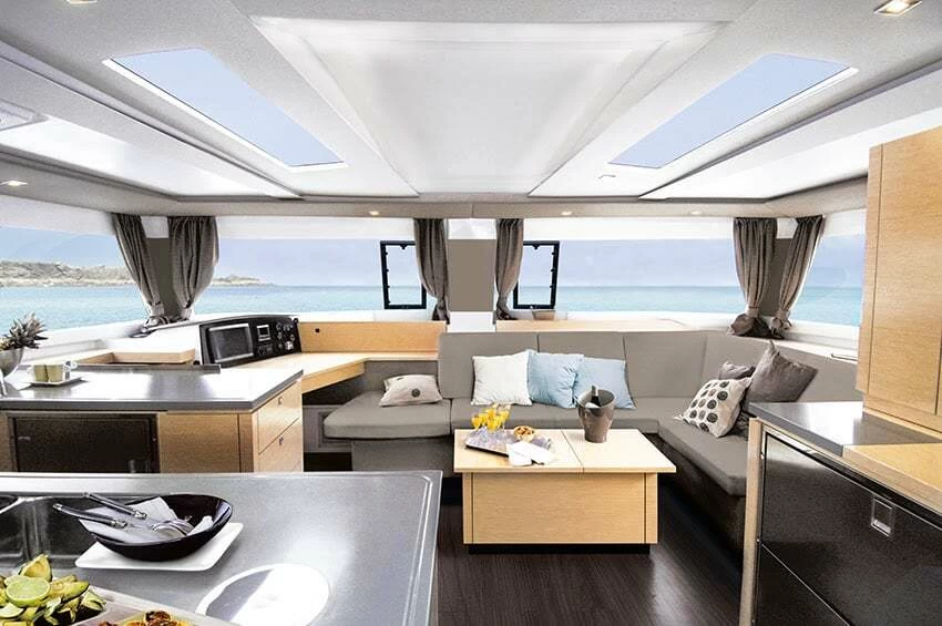 13米枫丹白露(Fountaine Pajot)Helia44双体帆船价格650万元左右