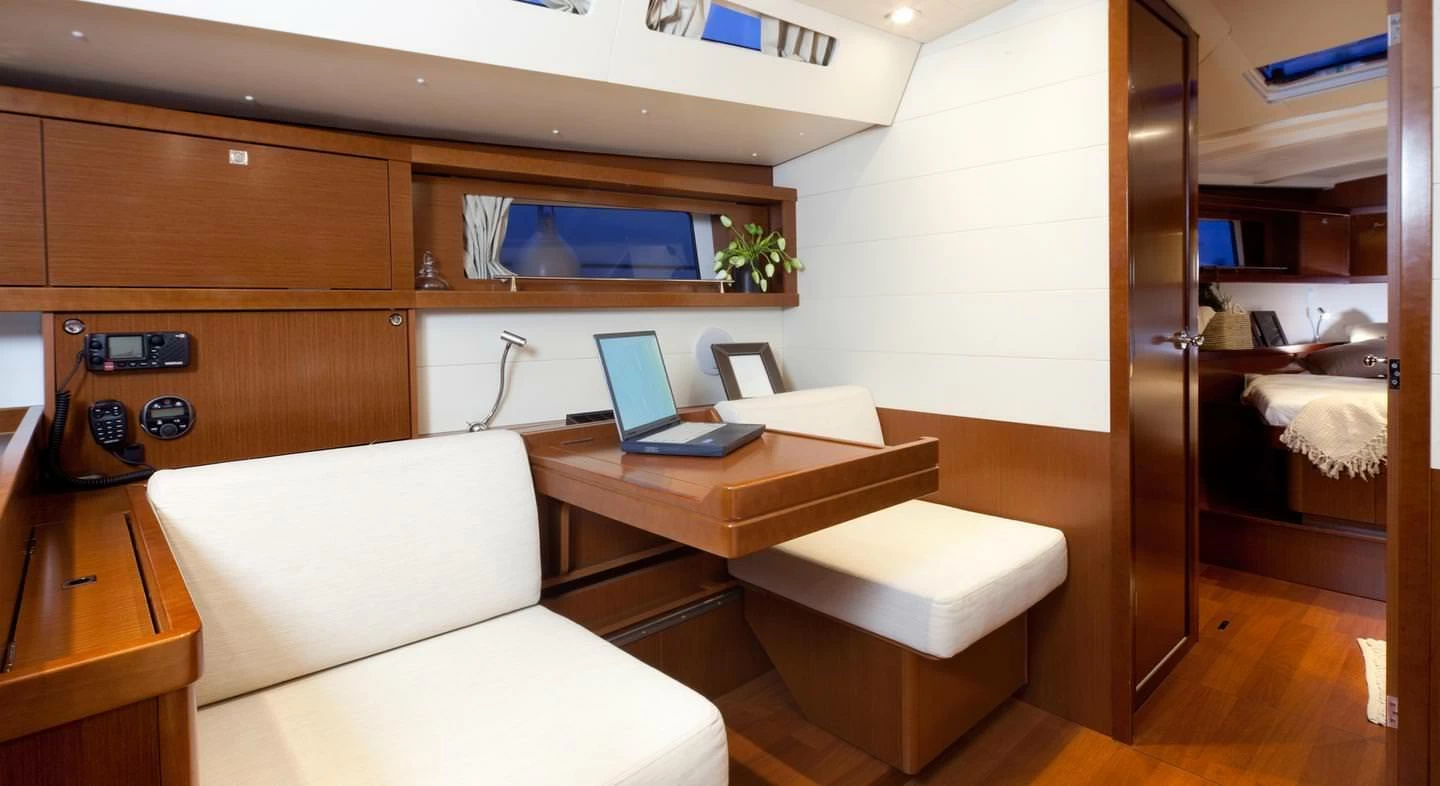 14米的博纳多(Beneteau)遨享仕48帆船沙发