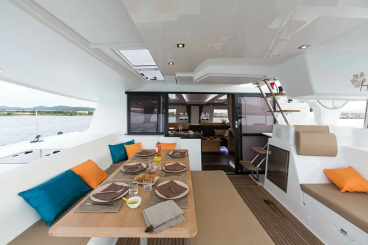 13米枫丹白露(Fountaine Pajot)Helia44双体帆船价格为650万元左右