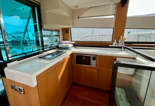 15米的菲尔兰(Fairline)Squadron50二手游艇开放式厨房