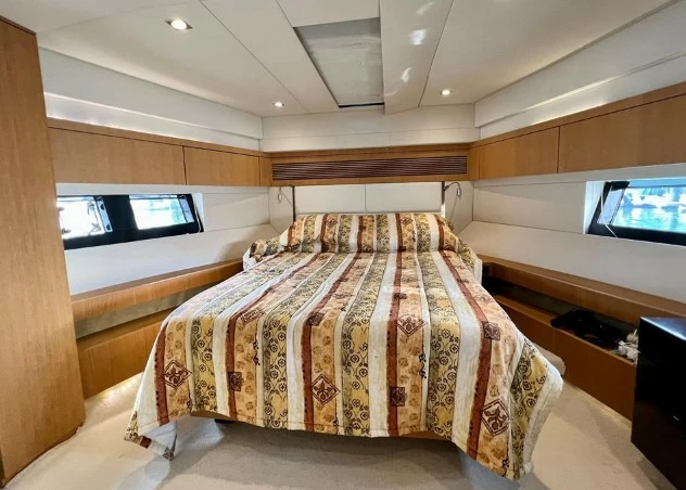 15米的菲尔兰(Fairline)Squadron50二手游艇主卧