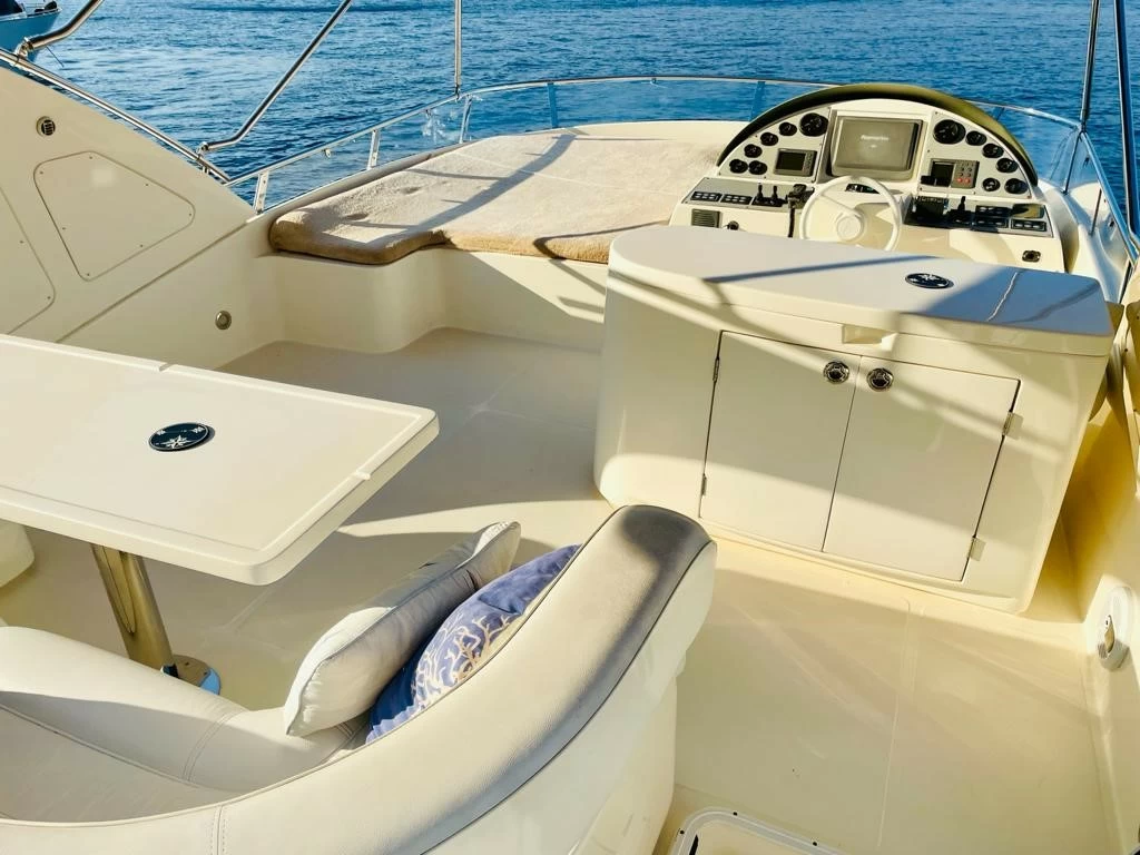 20米的爱肯(Aicon)64飞桥游艇价格在850万元起