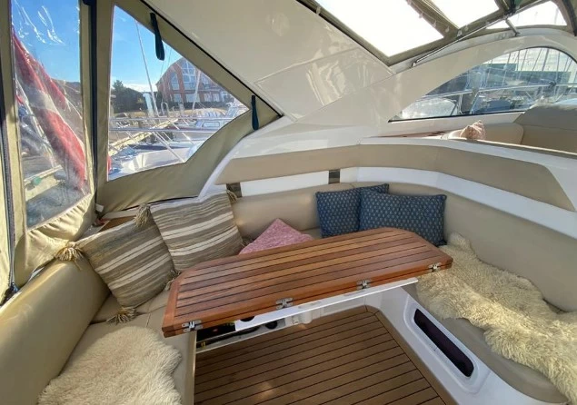 12米的菲尔兰（Fairline）Targa38二手游艇沙发