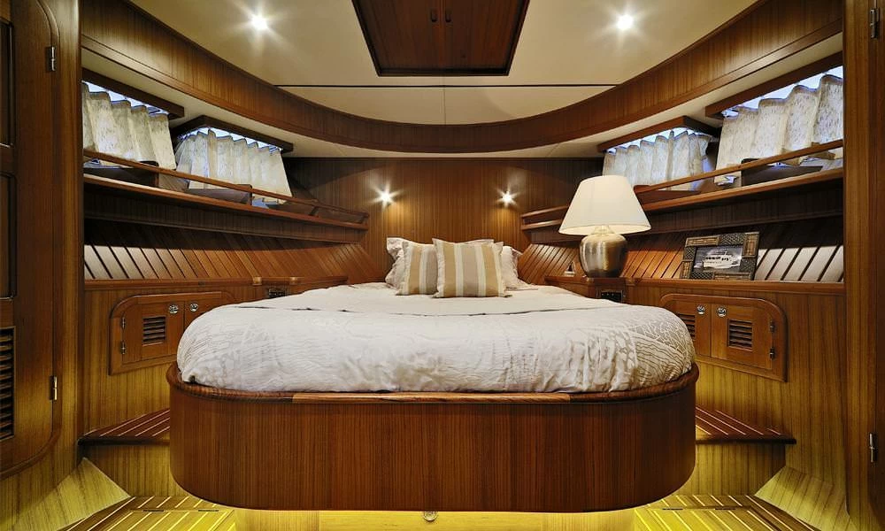 14米爱莱格(Allegro)TEU48中型游艇主卧