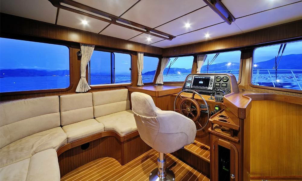 14米爱莱格(Allegro)TEU48中型游艇中控