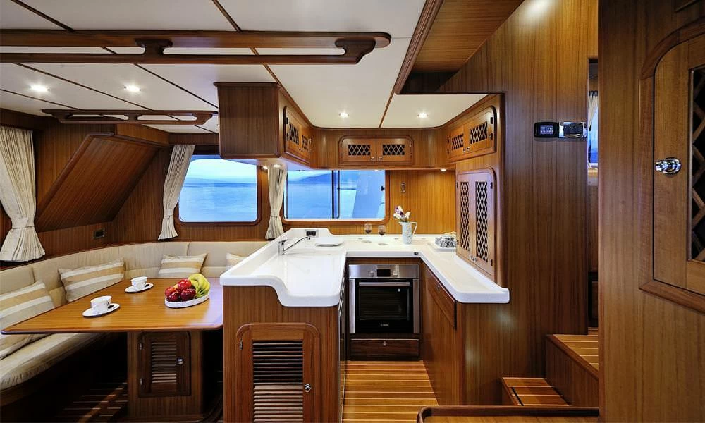14米爱莱格(Allegro)TEU48中型游艇沙龙