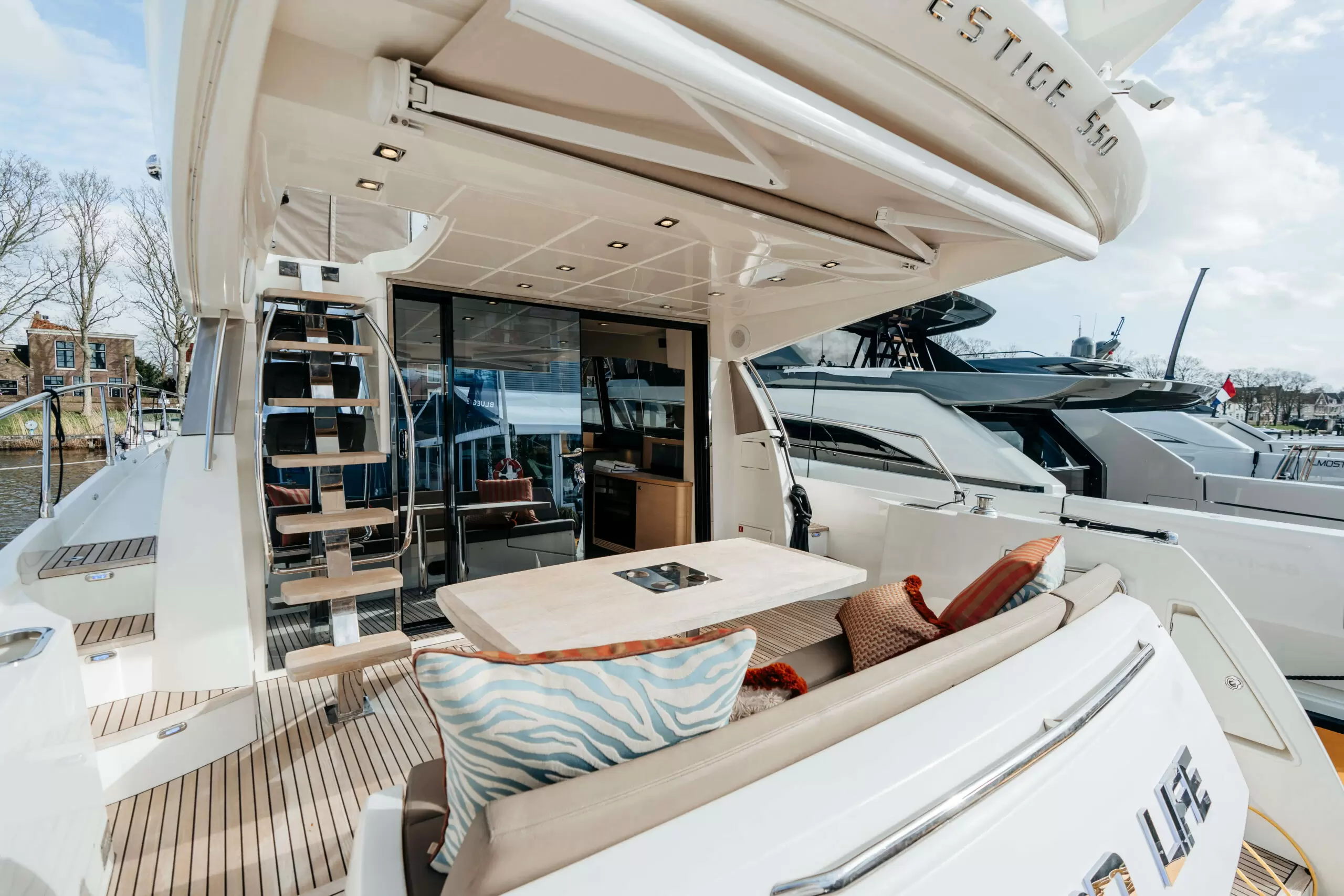 18米沛海驰(Prestige)550飞桥游艇价格800万起