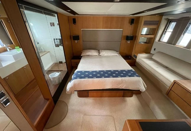 20米的菲尔兰(Fairline)Squadron65二手游艇主卧