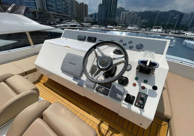 20米的菲尔兰(Fairline)Squadron65二手游艇价格96万美元