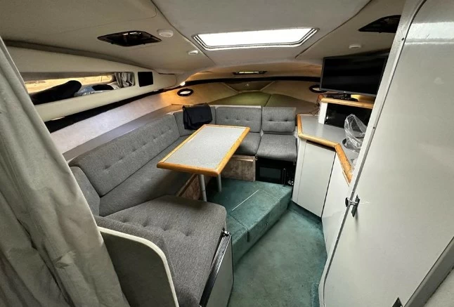 9米的贝琳娜(Bayliner)3055二手游艇沙发