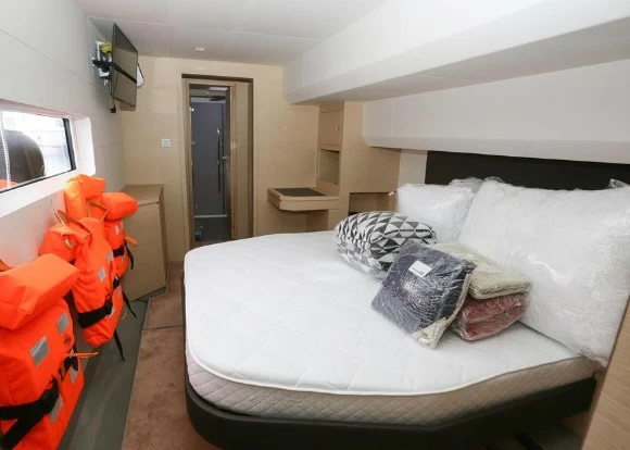 13米枫丹白露(Fountaine Pajot)MY44二手双体游艇主卧