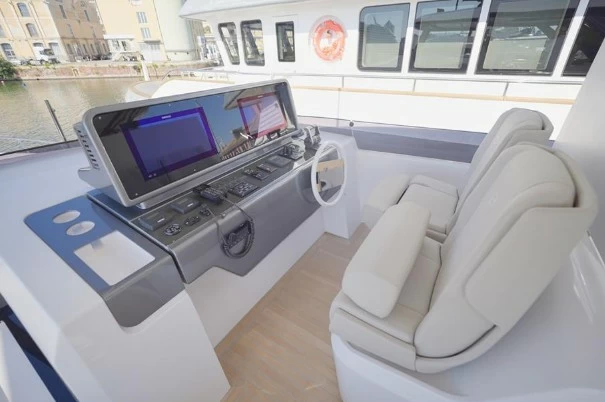 27米法拉帝(Ferretti)860二手游艇价格599万欧元