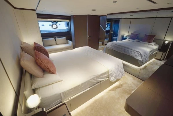 27米法拉帝(Ferretti)860二手游艇主卧
