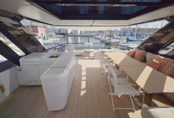 27米法拉帝(Ferretti)860二手游艇餐厅