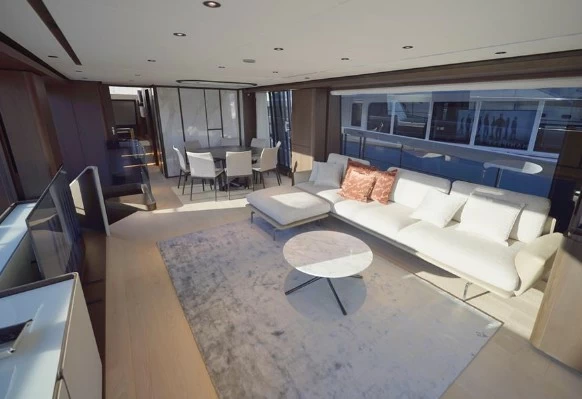 27米法拉帝(Ferretti)860二手游艇主沙龙