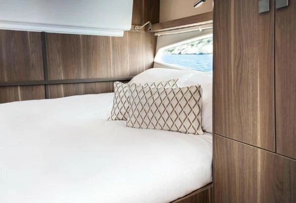 10米西莱(Sealine)S330游艇主卧