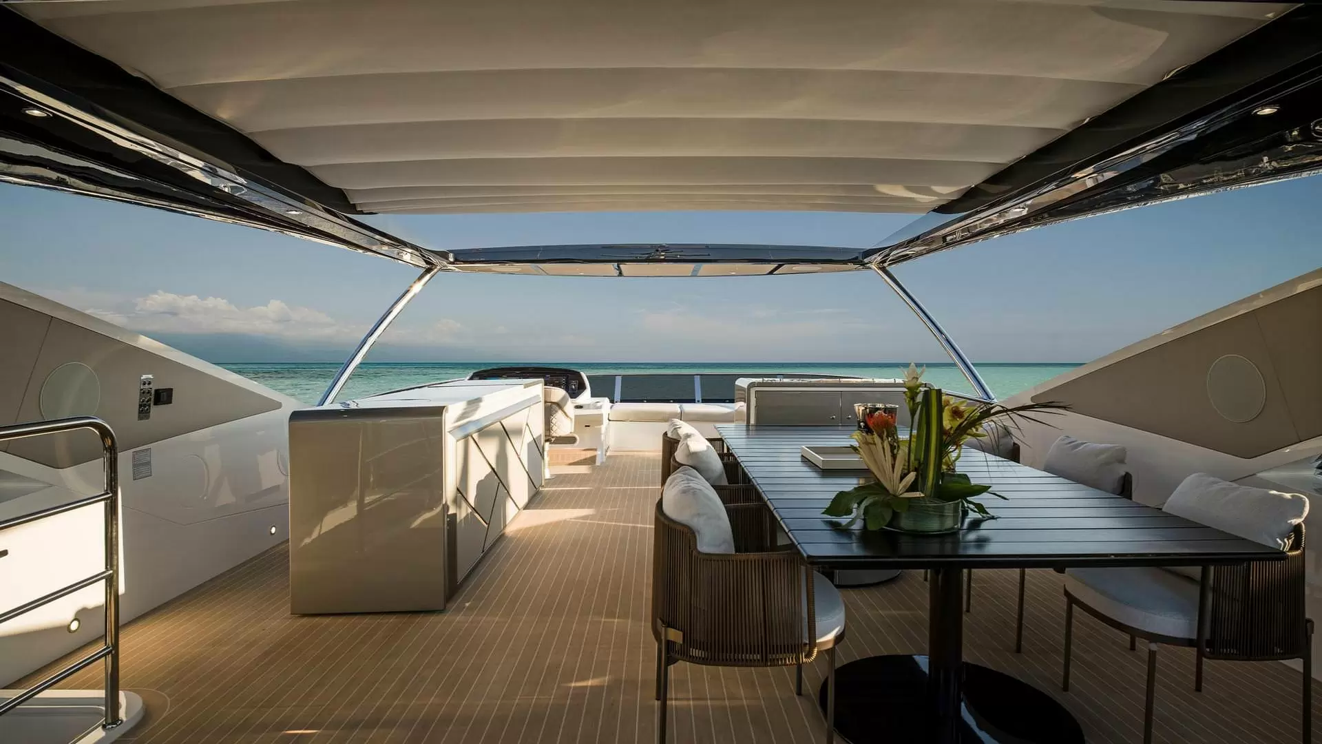 27米的圣汐(Sunseeker)90Ocean飞桥游艇