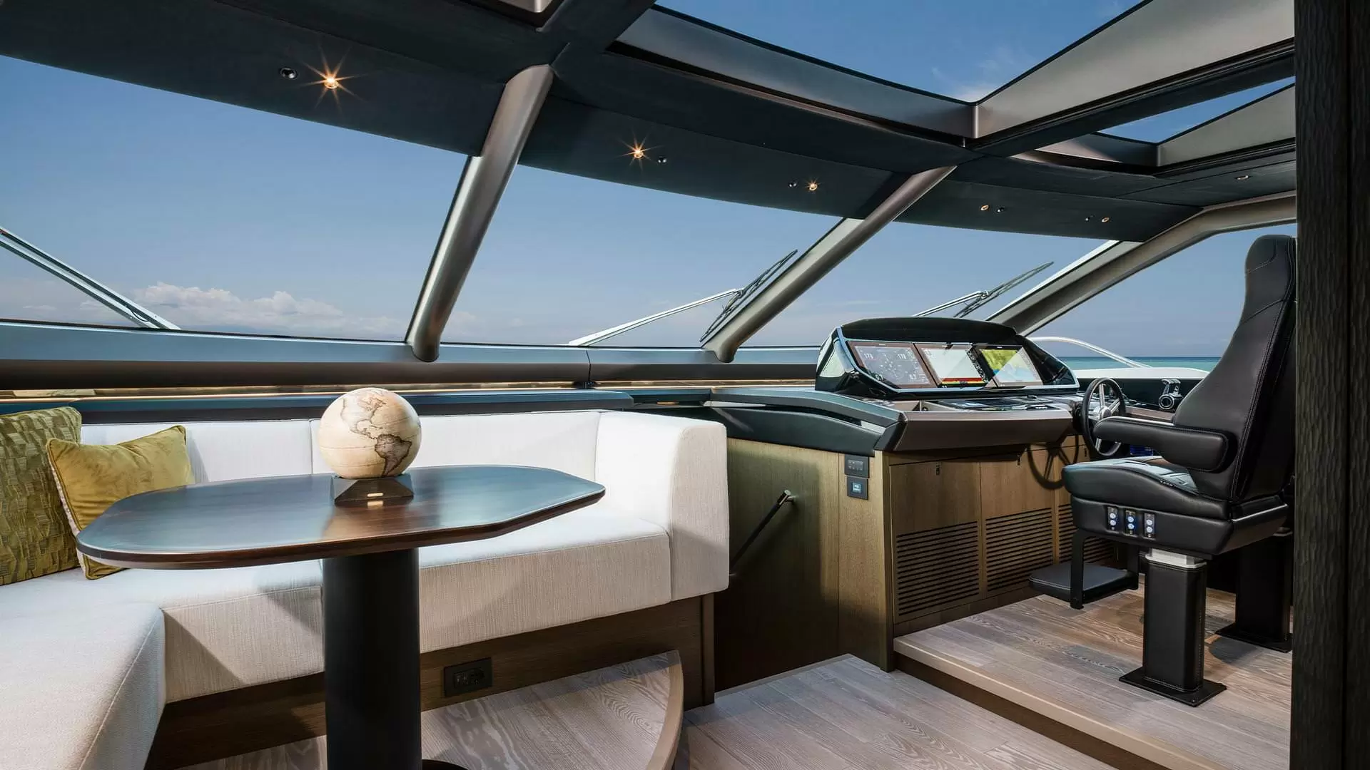 27米的圣汐(Sunseeker)90Ocean飞桥游艇价格5600万元