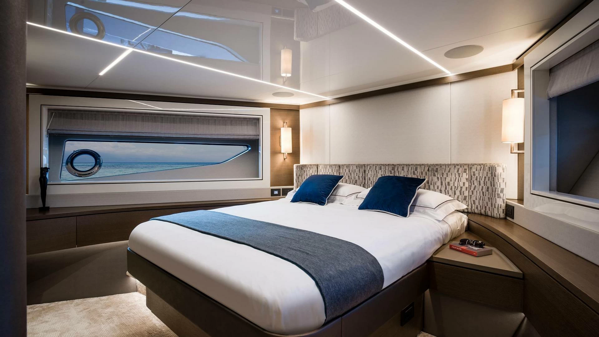 27米的圣汐(Sunseeker)90Ocean飞桥游艇主卧