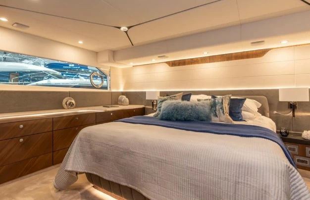 18米的菲尔兰(Fairline)Squadron58二手游艇主卧