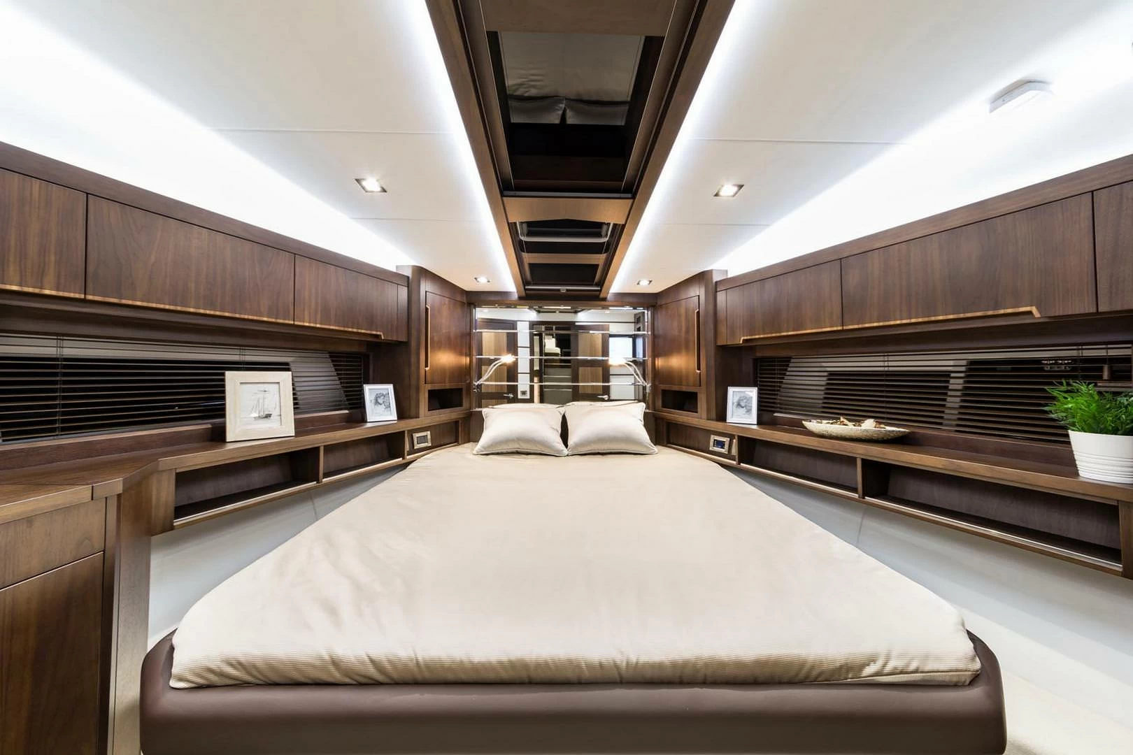 17米卡帝尔(Galeon)550Fly游艇主卧