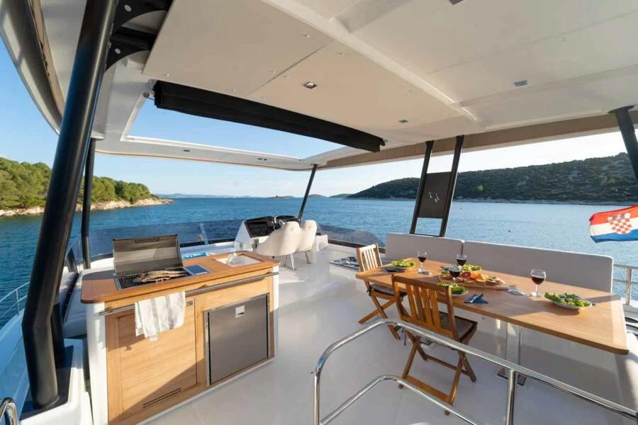 14米枫丹白露（Fountaine Pajot）MY6双体游艇飞桥