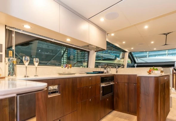 18米的菲尔兰(Fairline)Squadron58二手游艇厨房