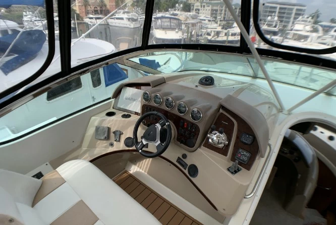 18米的卡福(Carver)56Voyager SE飞桥游艇价格800万元左右