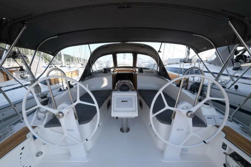 11米的巴伐利亚(Bavaria)Cruiser37帆船价格为200万元左右