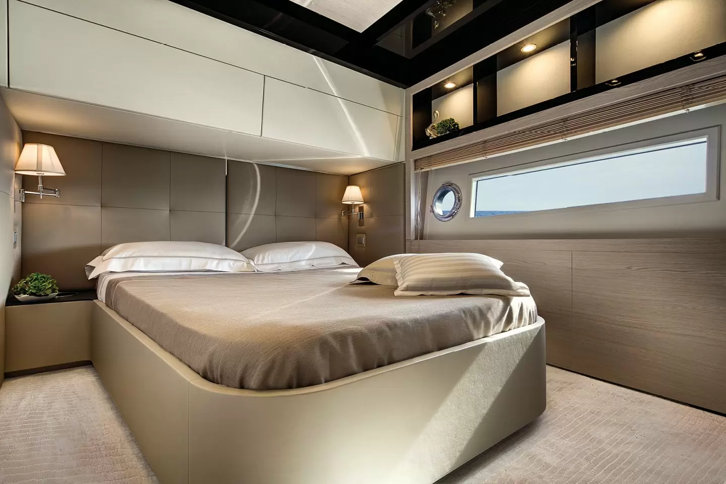 25米阿兹慕(Azimut)83豪华飞桥游艇主卧