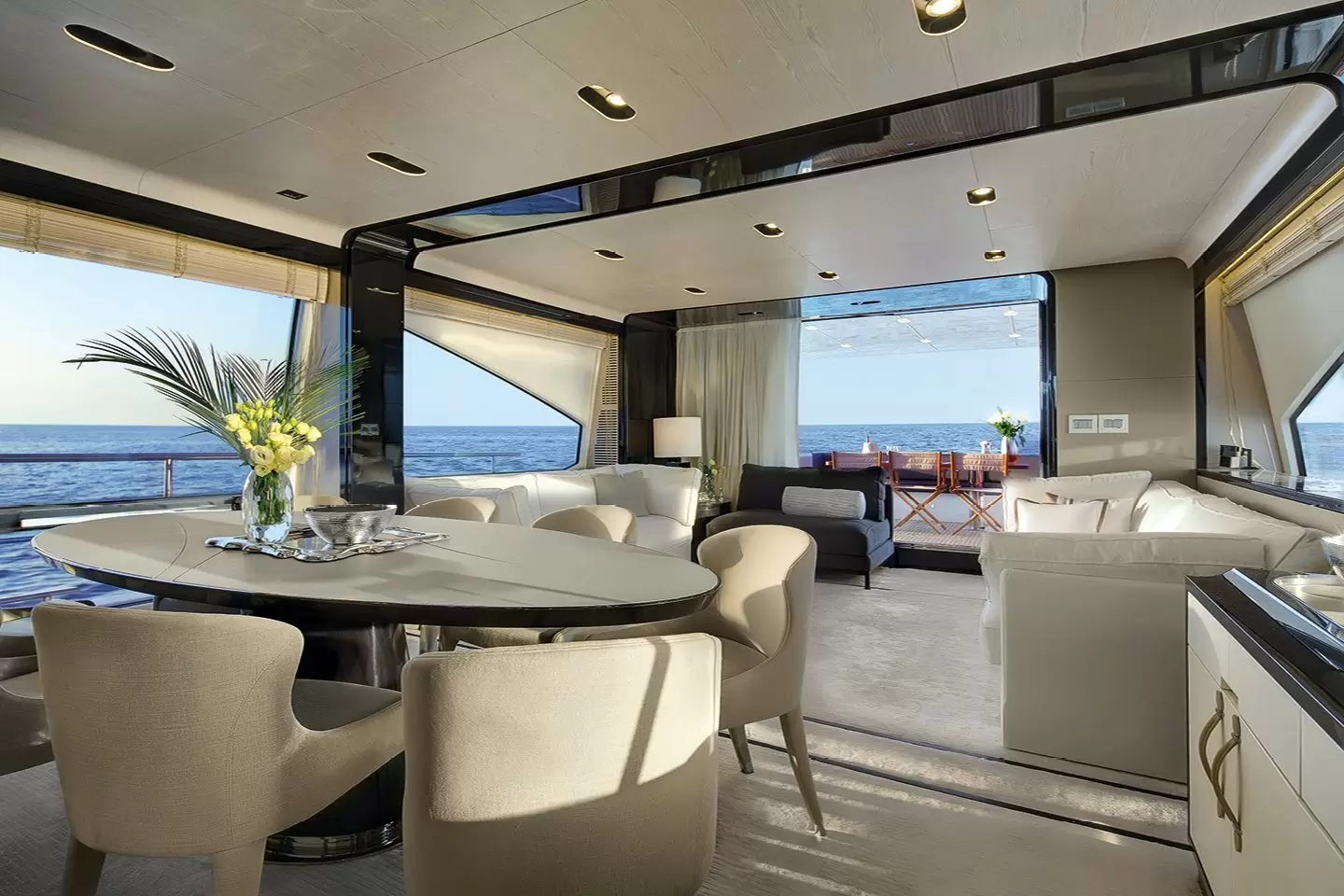 25米阿兹慕(Azimut)83豪华飞桥游艇就餐区
