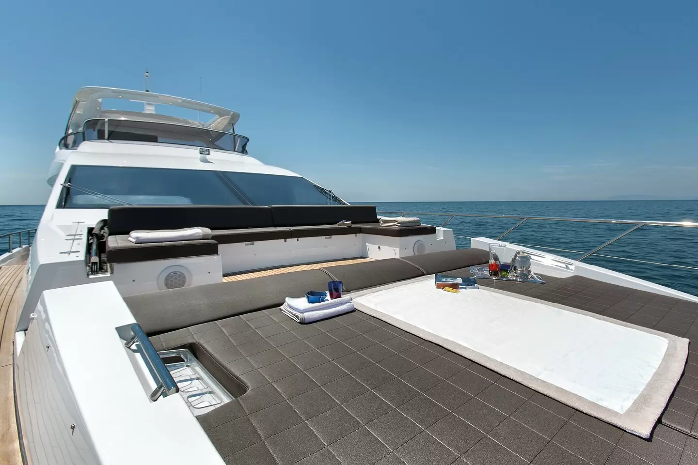 25米阿兹慕(Azimut)83豪华飞桥游艇