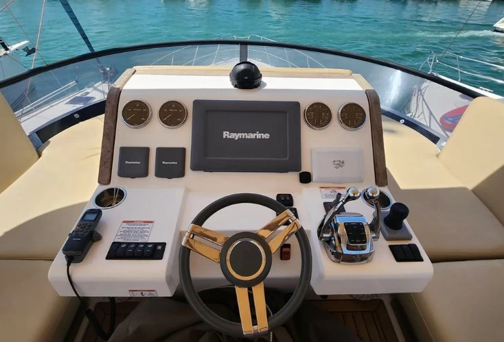 西莱(Sealine)F46二手飞桥游艇价格为38万欧元