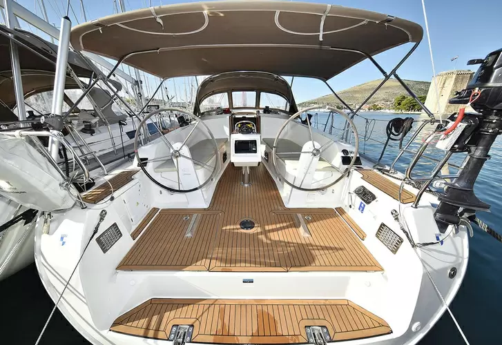 12米的巴伐利亚(Bavaria)Cruiser41帆船价格300万元左右