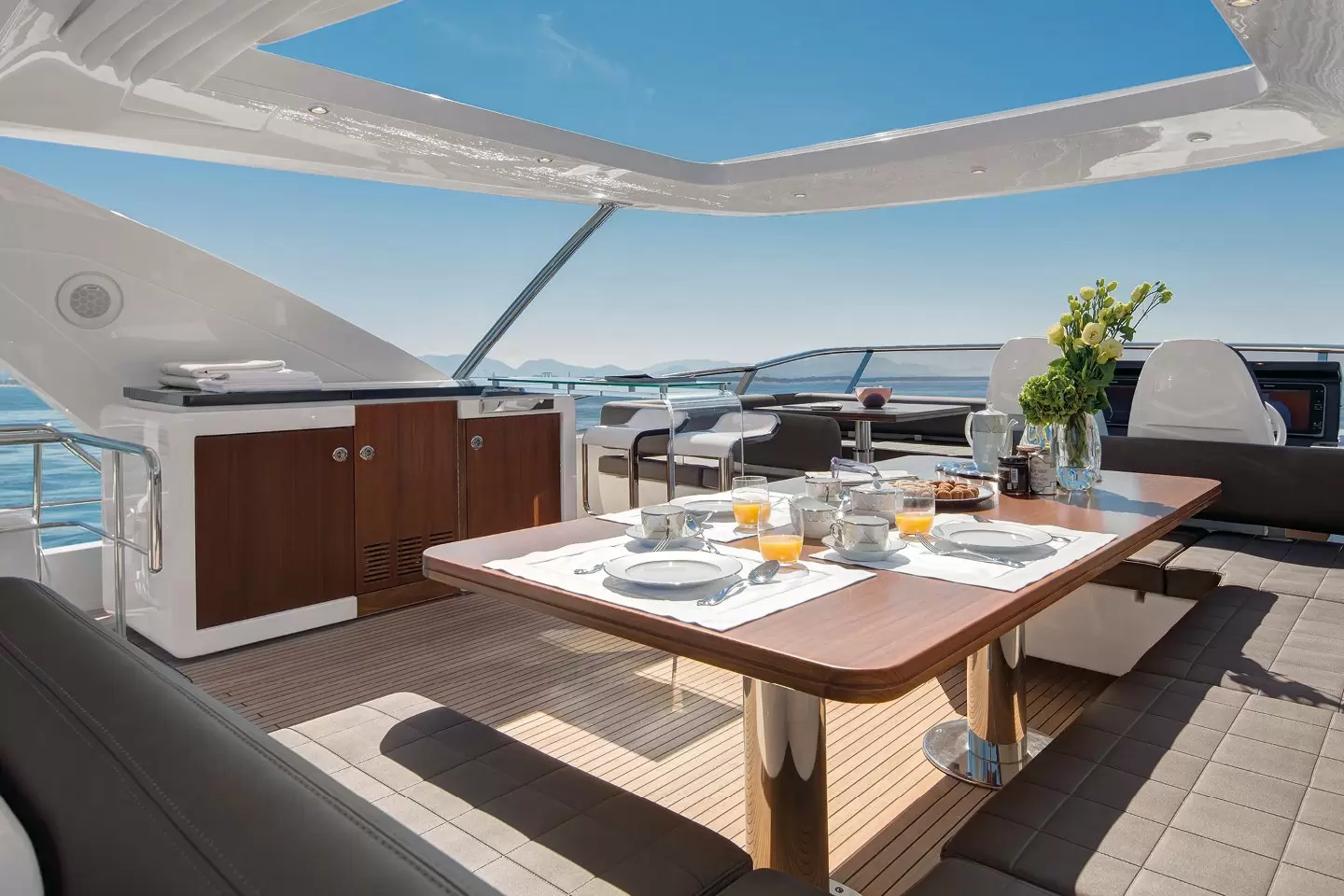 25米阿兹慕(Azimut)83豪华飞桥游艇