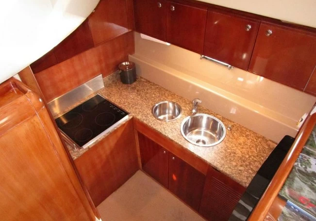 18米法拉帝(Ferretti)590飞桥游艇厨房
