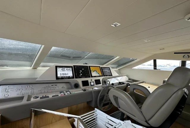 29米法拉帝(Ferretti)960二手豪华飞桥游艇价格