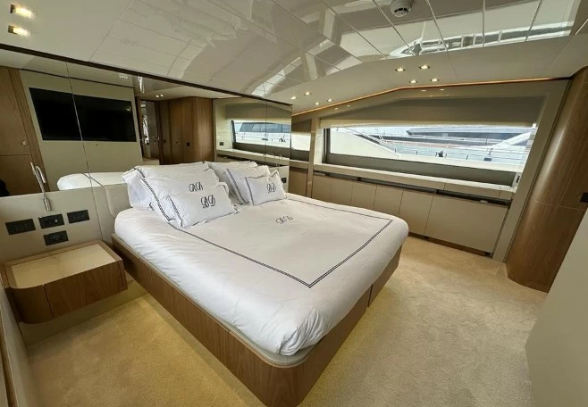 29米法拉帝(Ferretti)960二手豪华飞桥游艇客舱