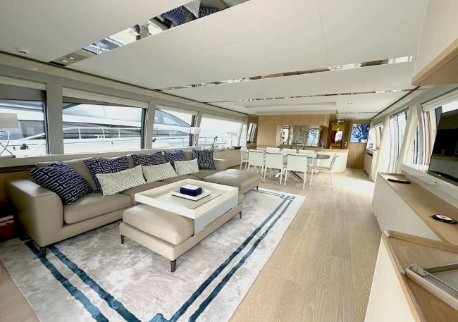 29米法拉帝(Ferretti)960二手豪华飞桥游艇沙龙区