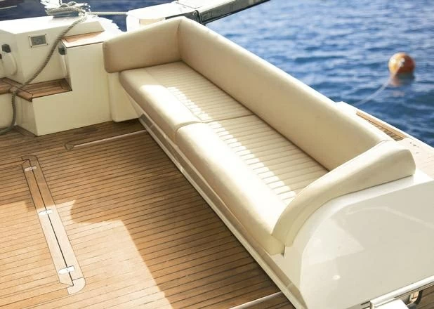 16米的西莱(Sealine)T50飞桥游艇沙龙