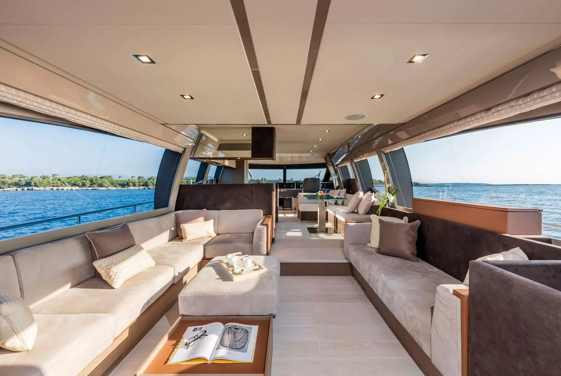 21米的法拉帝(Ferretti)700豪华飞桥游艇沙龙