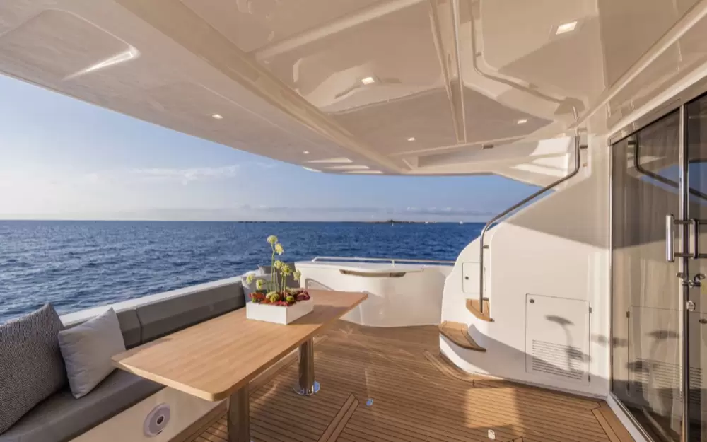21米的法拉帝(Ferretti)700豪华飞桥游艇价格为1200万元