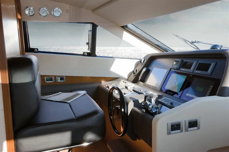 21米的法拉帝(Ferretti)700豪华飞桥游艇中控