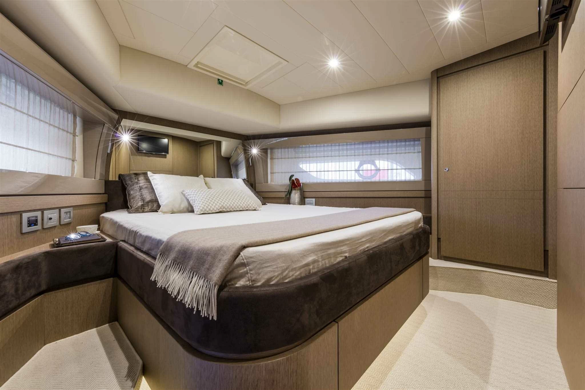 21米的法拉帝(Ferretti)700豪华飞桥游艇主卧