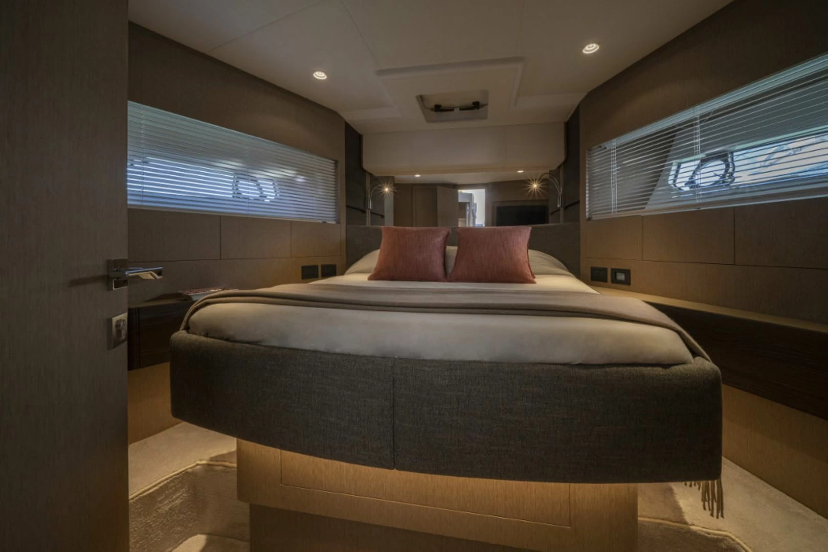 法拉帝(Ferretti)500飞桥游艇主卧