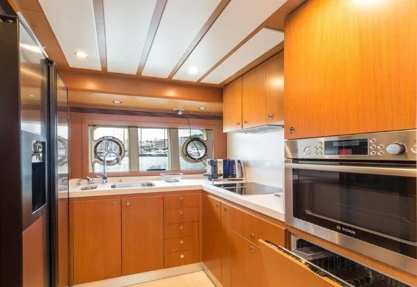 法拉帝(Ferretti)Altura840二手游艇厨房