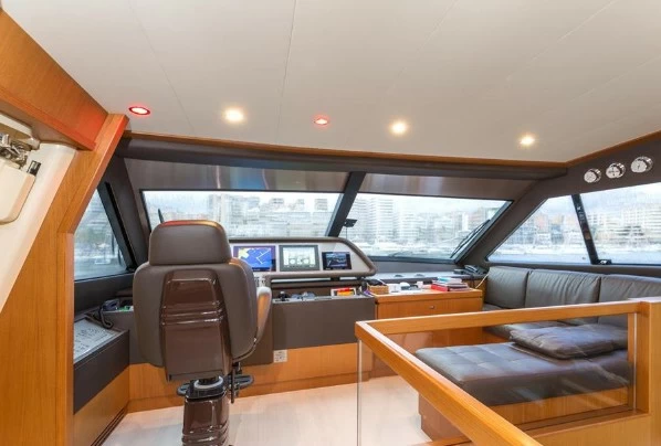 法拉帝(Ferretti)Altura840二手游艇中控