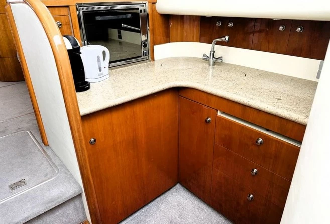 11米菲尔兰(Fairline)Phantom38游艇厨房