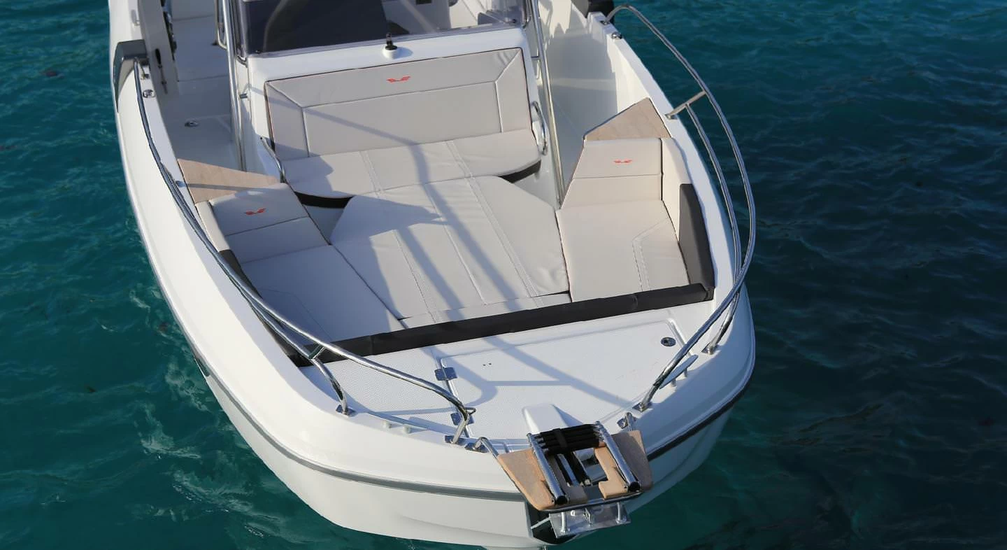 博纳多(Beneteau)飞扬8.8空间甲板型游艇价格为5万欧元